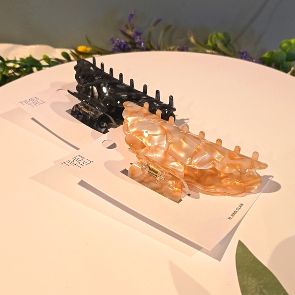 ⭐️ Time and Tru Woman's Large Croissant Claw Clips ( 2 ) - Picture 10 of 11